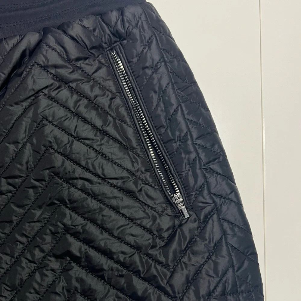 Athleta Apres Quilted Ski Short‎ in Black #467120 Zippered Pockets Size 6 - Picture 10 of 15